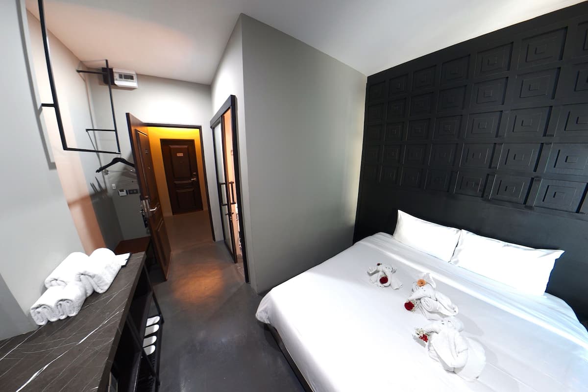 Standard King | Desk, free WiFi, bed sheets