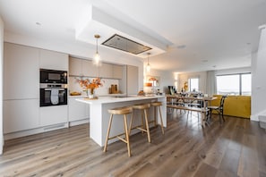 Cottage | Private kitchen | Dishwasher, cookware/dishes/utensils