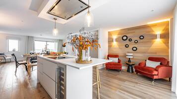 Cottage | Private kitchen | Dishwasher, cookware/dishes/utensils