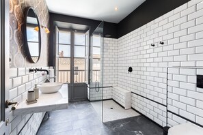 Design Double or Twin Room 8 | Bathroom | Shower, rainfall showerhead, free toiletries, hair dryer - Ten Mallorca - Adults Only (Sineu)