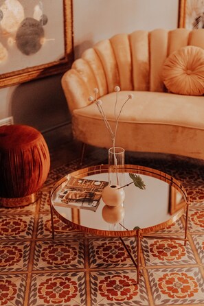 A round coffee table with a glass top, a white vase with a branch, and a magazine. - Ten Mallorca - Adults Only (Sineu)