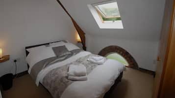 Cottage, 5 Bedrooms | Hypo-allergenic bedding, travel cot, bed sheets