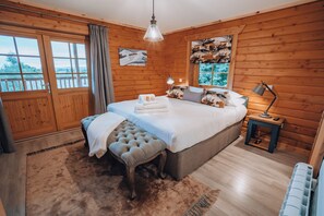 Premium bedding, individually decorated, individually furnished - Merklands Wood Luxury Lodges (West Linton)