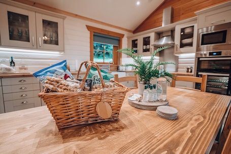 Servicio a la habitación. Merklands Wood Luxury Lodges