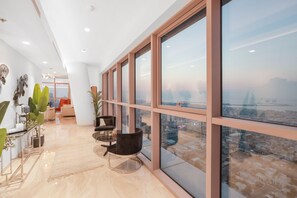 Penthouse Deluxe | Vardagsrum | 65-tums smart-tv med kabelkanaler och tv
