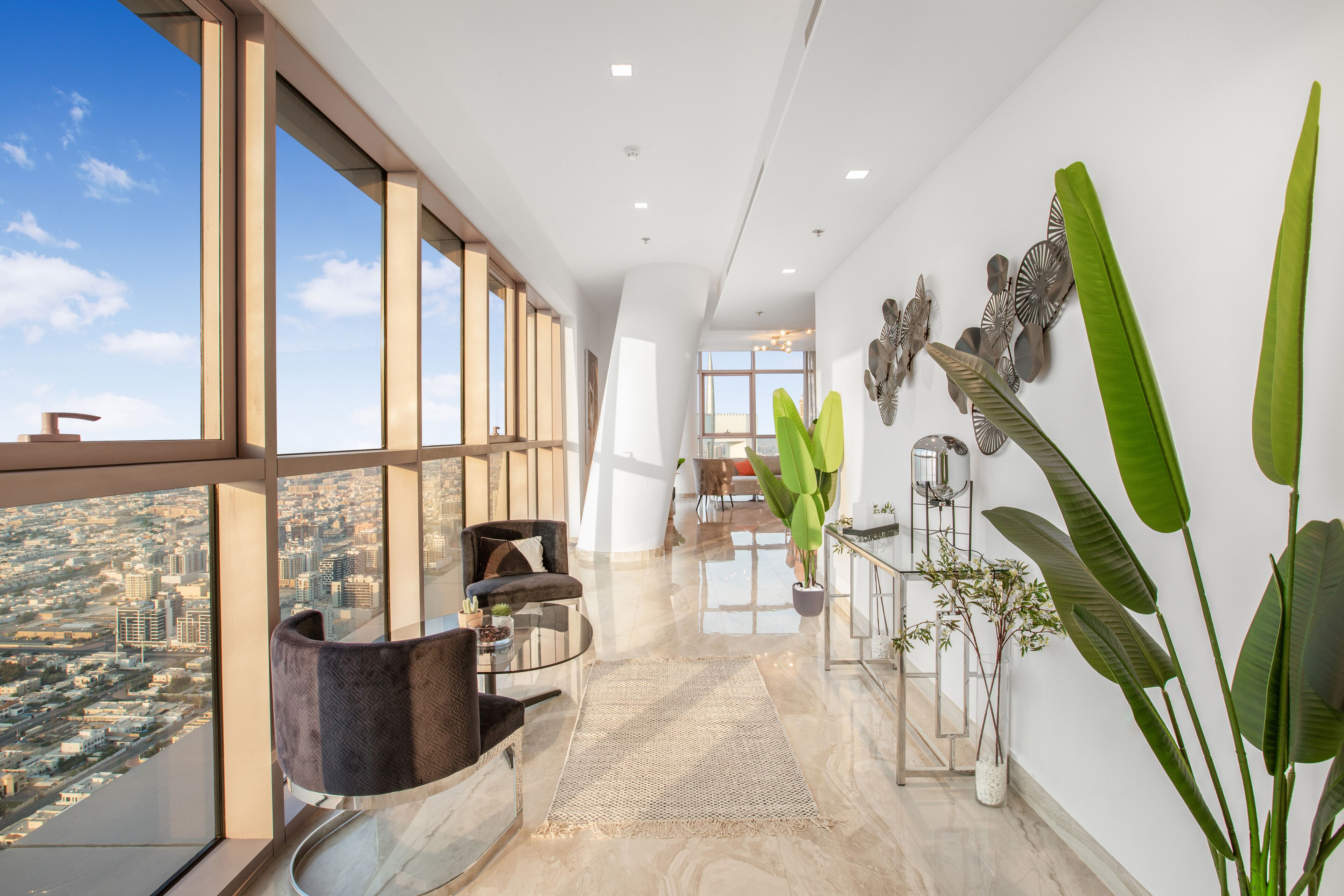 豪華頂層客房 | 客廳 | 65 吋智能電視連有線電視頻道、電視