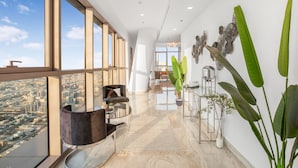 Un interior moderno con zona de comedor, ventanas amplias y decoración mural.