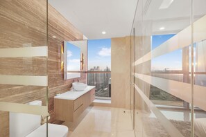 Deluxe penthouse | Badkamer | Een douche, een haardroger, handdoeken, zeep
