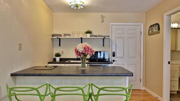 Frigobar, microondas, parrilla de estufa y lavavajillas