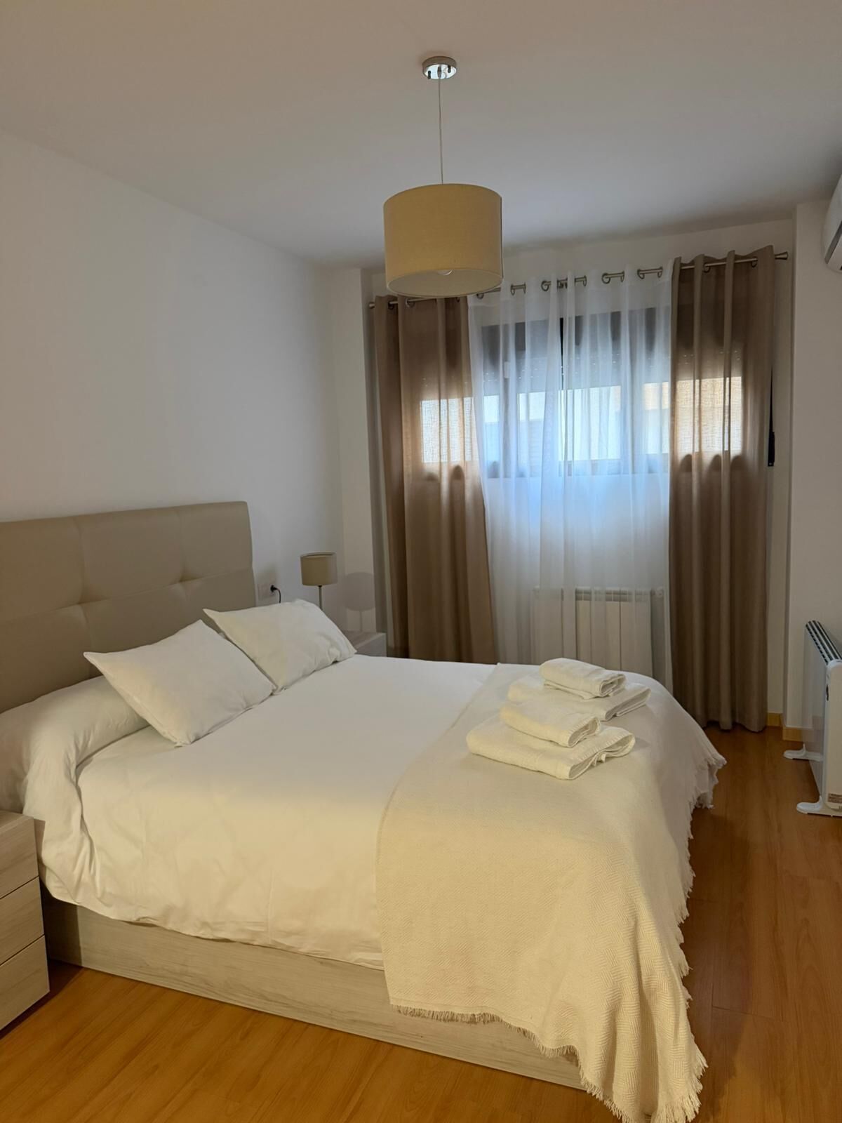 3 slaapkamers, een bureau, een strijkplank/strijkijzer, reisbedje
