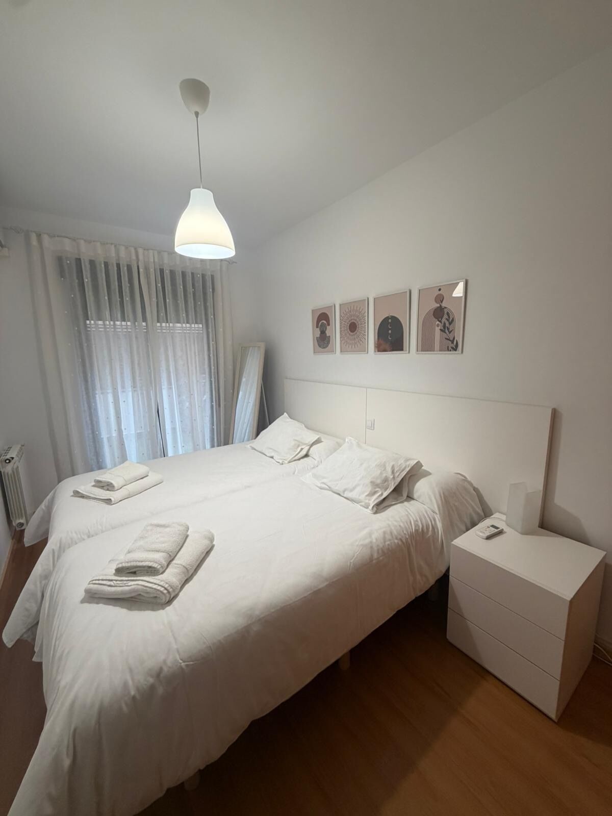 3 chambres, bureau, fer et planche à repasser, lit parapluie