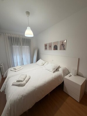 3 makuuhuonetta, työpöytä, silitysrauta/-lauta, vauvan matkasänky
