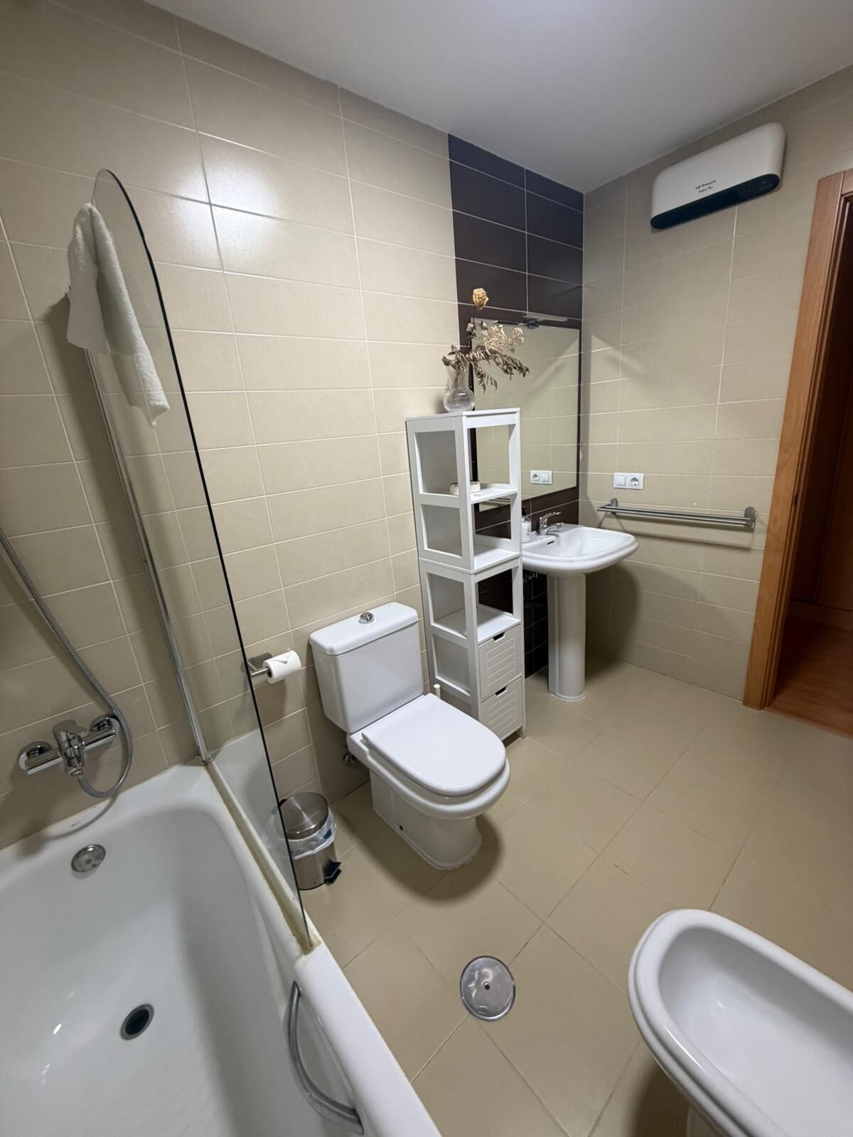 Sèche-cheveux, bidet, serviettes fournies, savon