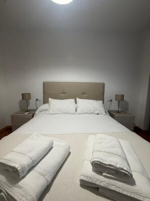 3 bedrooms, desk, iron/ironing board, travel crib
