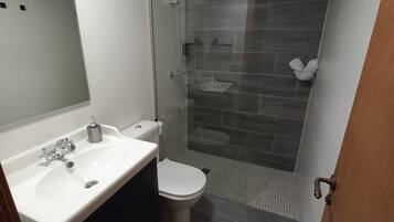 Dusche, Haartrockner, HandtĂŒcher, Seife