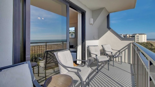 401 A Shipwatch by Avantstay Beachfront Condo w/ Community Pool Access!