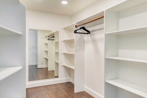 House (6 Bedrooms) | Interior