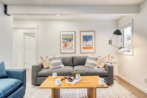 House (6 Bedrooms) | Interior