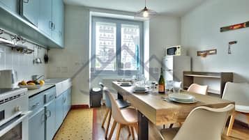 Réfrigérateur, micro-ondes, cafetiÚre/bouilloire