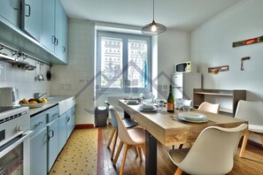 Réfrigérateur, micro-ondes, cafetière/bouilloire