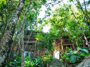 Quarto casal luxo | Vista para o jardim