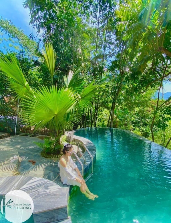 2 piscines extérieures, chaises longues