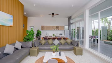 Three-Bedroom Tycoon Beach Pool Villa | Área de sala de estar | Smart TV de 42 pulgadas con canales por cable