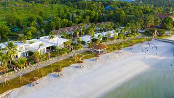 Di pantai, pasir putih, dan berkayak