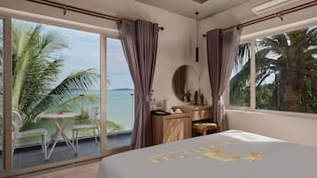 Premier Double Balcony Sea View | Minibar, in-room safe, desk, laptop workspace