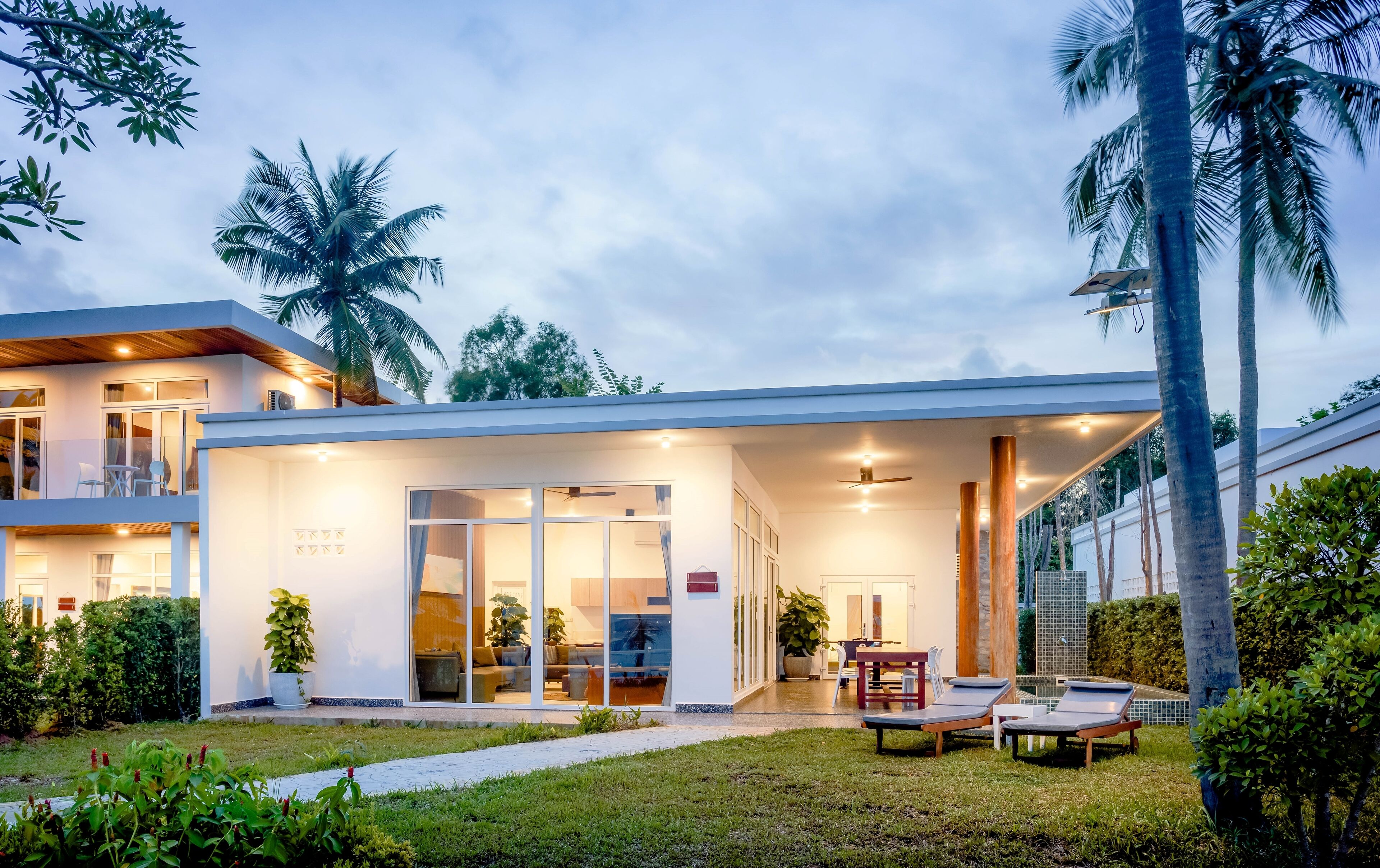 Minibar, caja de seguridad en la habitación y escritorio 