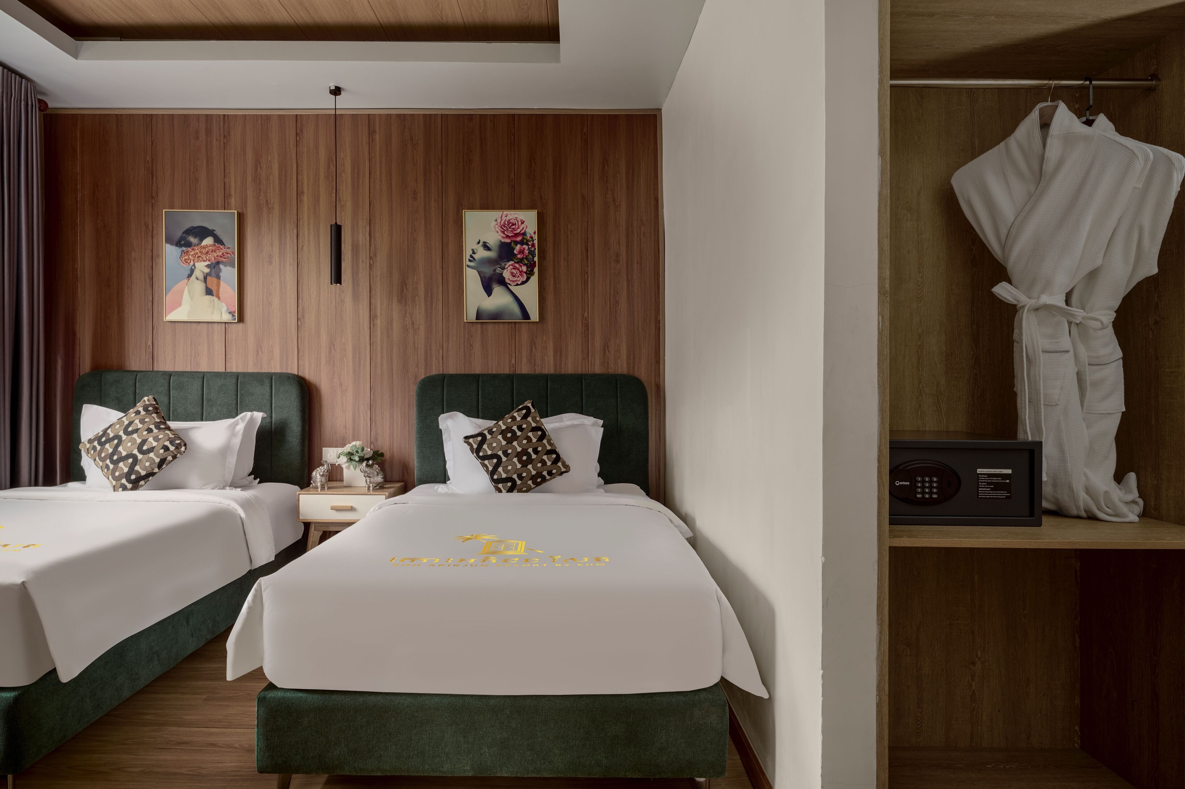 Minibar, in-room safe, desk, laptop workspace