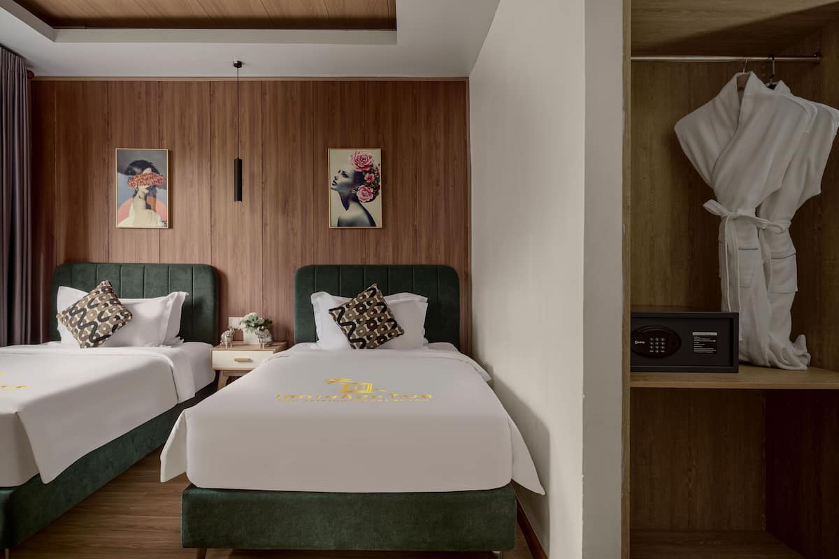 Minibar, in-room safe, desk, laptop workspace