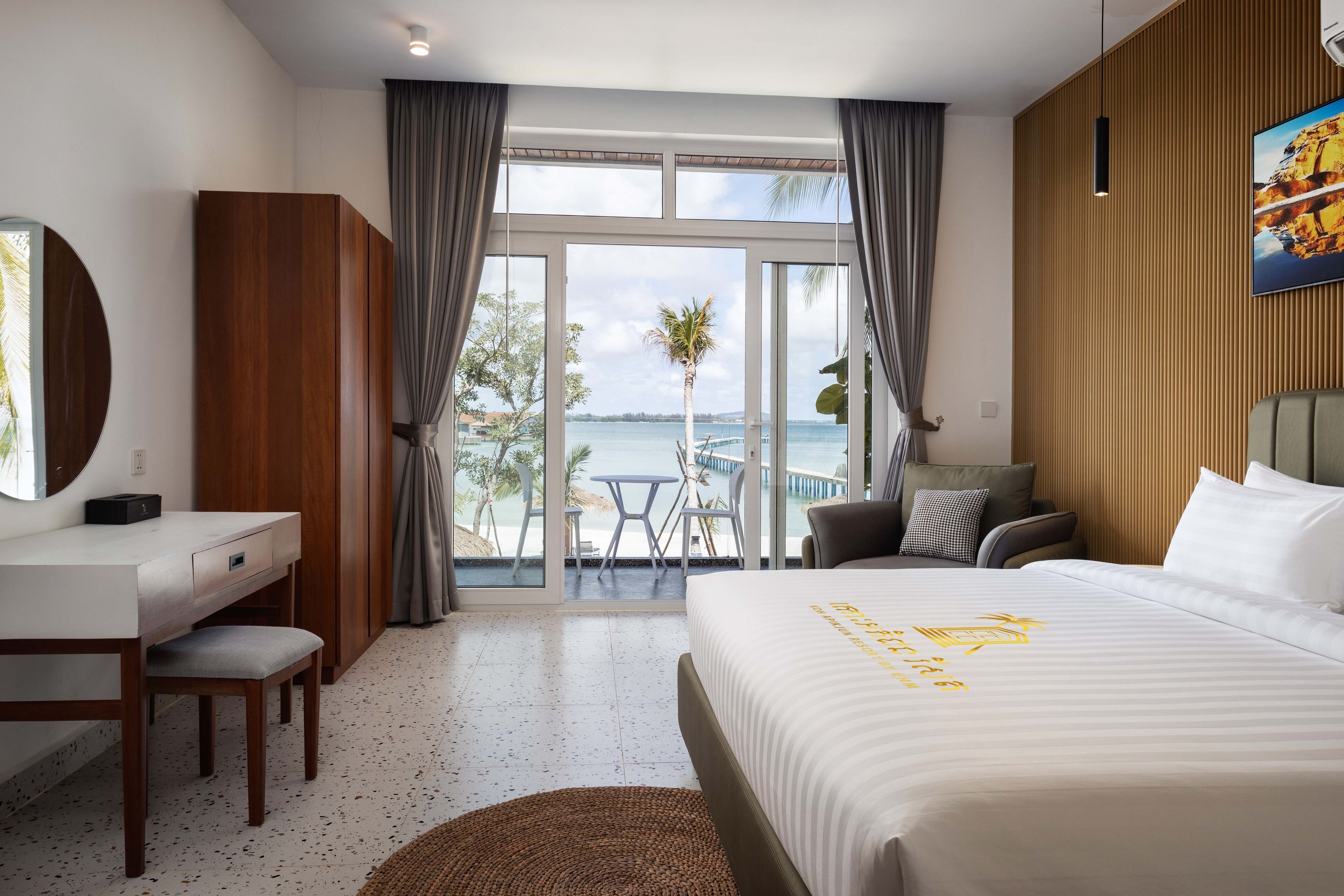 Majesty Villa | Minibar, in-room safe, desk, laptop workspace