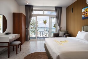 Three-Bedroom Majesty Beach Pool Villa | 迷你吧、客房内保险箱、办公桌、笔记本电脑工作区