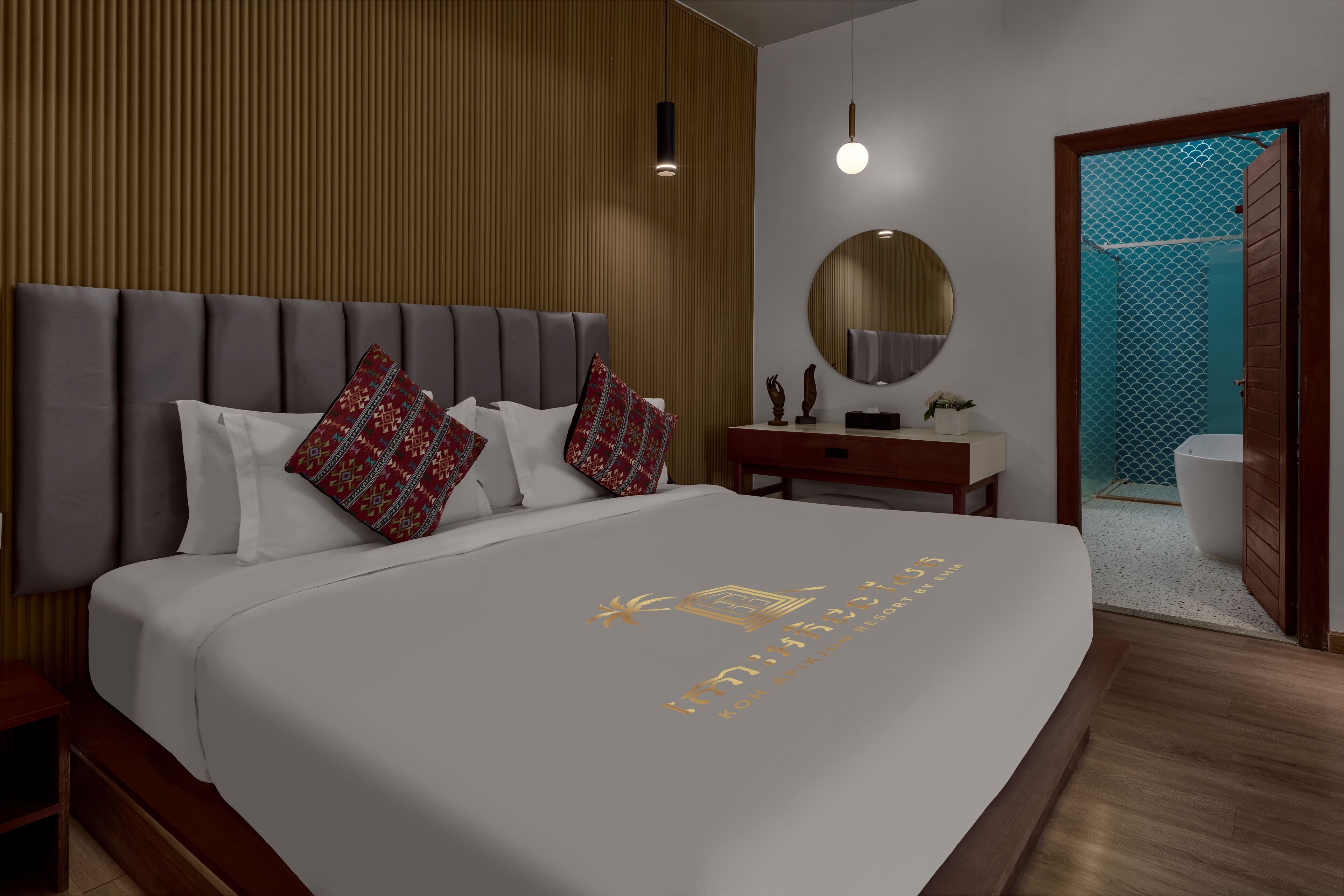 One-Bedroom King Beach Pool Villa | Minibar, safe på rommet, skrivebord og skrivebord for bærbar PC