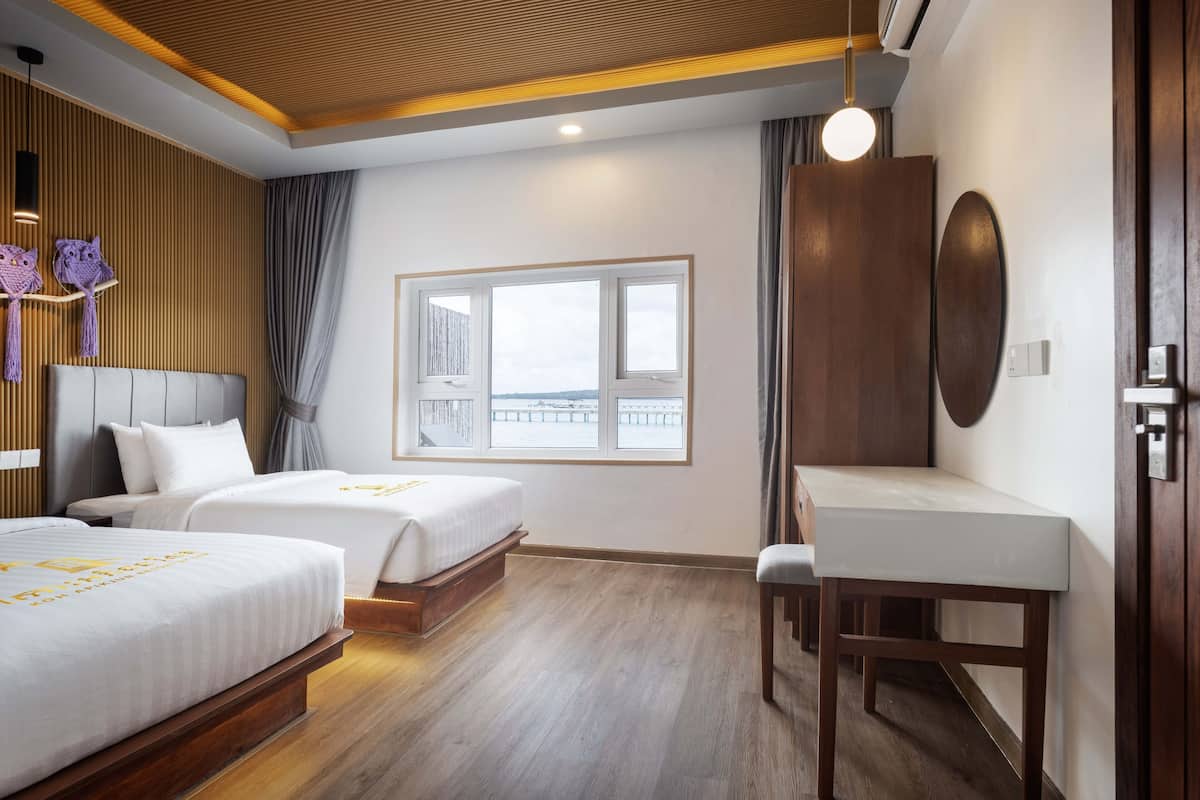 Familievilla | Minibar, safe på rommet, skrivebord og skrivebord for bærbar PC