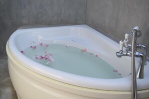 Superior-Doppelzimmer | Badezimmer | Duschwanne, Komfortbadewanne, Regendusche, Haartrockner