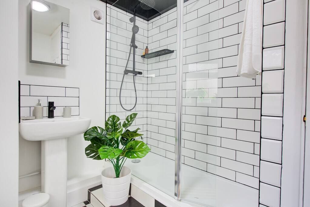 Articles de toilette (gratuits), séchoir à cheveux, serviettes fournies