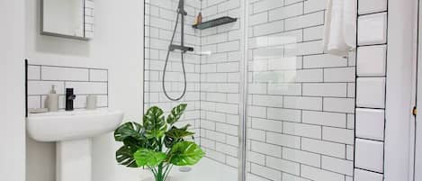 Articles de toilette (gratuits), séchoir à cheveux, serviettes fournies