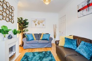 Smart TV, books - Statera Apartments - 2-Bed House in Stratford (London)