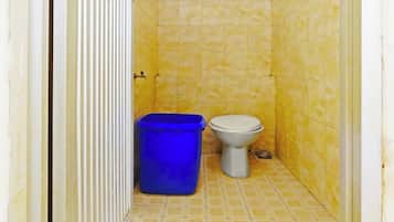 Habitación estándar doble | Baño | Ducha, artículos de higiene personal gratuitos y toallas