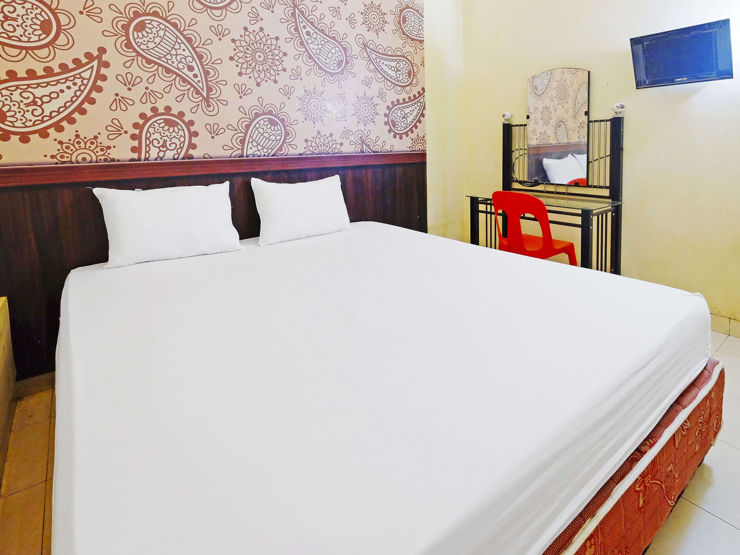 Escritorio, espacio para trabajar con laptop, wifi y ropa de cama 