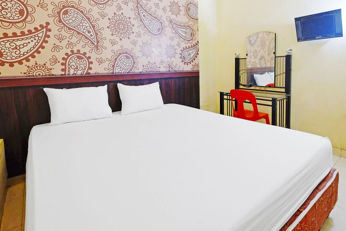 Escritorio, espacio para trabajar con laptop, wifi y ropa de cama