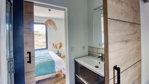 4 室のベッドルーム、旅行用ベビーベッド、WiFi (無料)、ベッドシーツ
