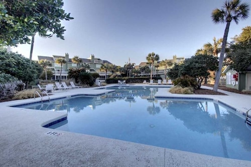 11E Mariners Walk by Avantstay Ocean Views Beachfront Living Shared Pool