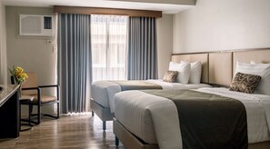 Cubrecamas, minibar, caja de seguridad en la habitación y escritorio 