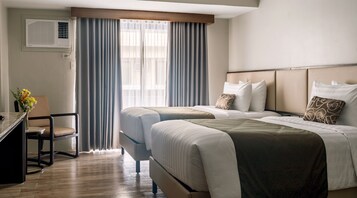 羽绒被、迷你吧、客房内保险箱、办公桌