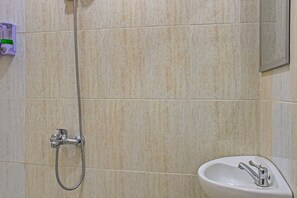 Standard Double Room | Bathroom