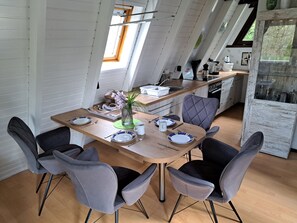 Kühlschrank, Ofen, Herdplatte, Wasserkocher mit Kaffee-/Teezubehör