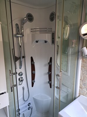 Douche, savon, papier toilette
